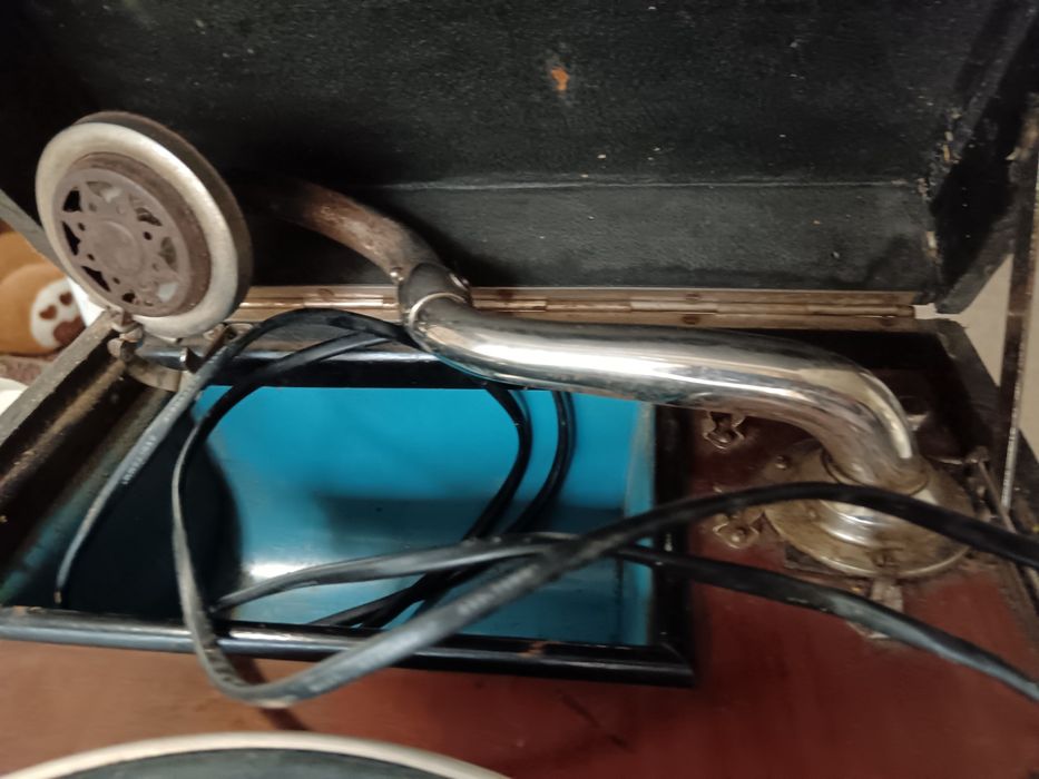 Винтидж колекционерски преносим грамофон