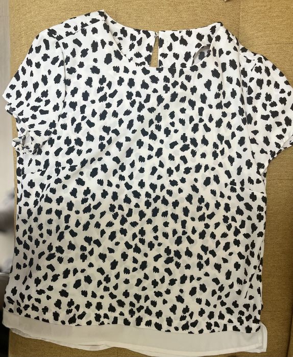 Бяла туника с точков принт