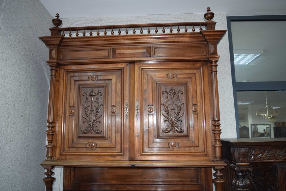Старинен бюфет масив орех.