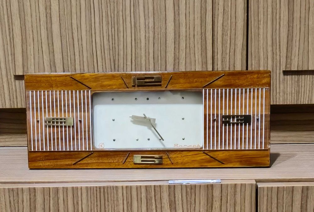 Продаются Советские настольные часы Янтарь.