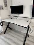Birou gaming cu suport pentru monitor