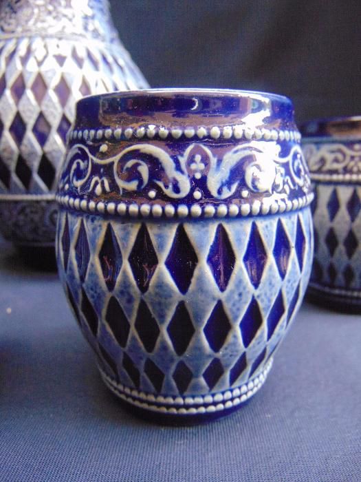 Carafa ceramica si 6 pahare cu romburi,albastre