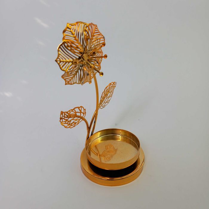 Свещник цвете с листа