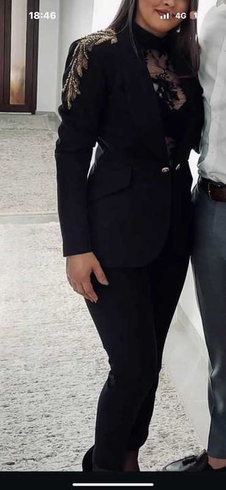 Costum BBY negru cu aplicatie pe umeri stil epoleti