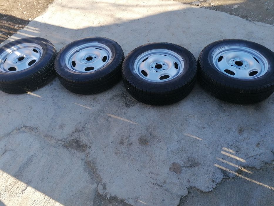 Anvelope iarnă 215 65 r16 cu jante tabla Duster