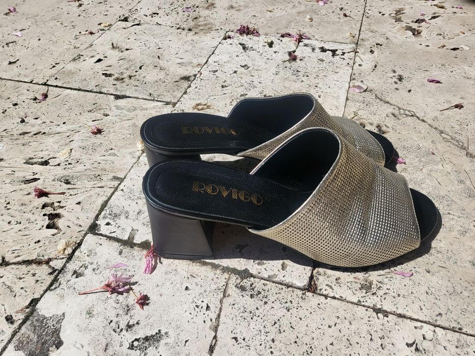 Papuci piele marimea 40 auriu negru toc gros