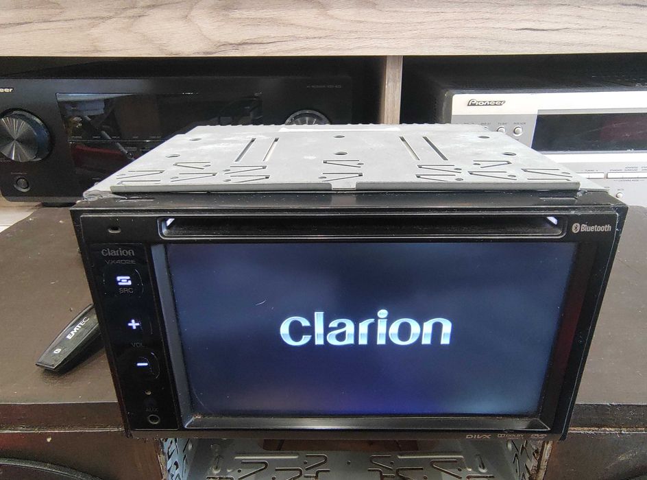 Висок клас Мултимедия Clarion VX402E Bluetooth / USB / AuX / CD / MP3