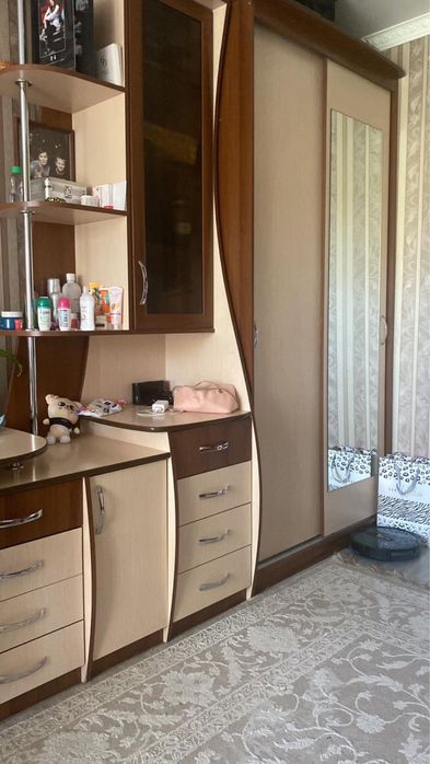 кровать вместе со столом и шкафом