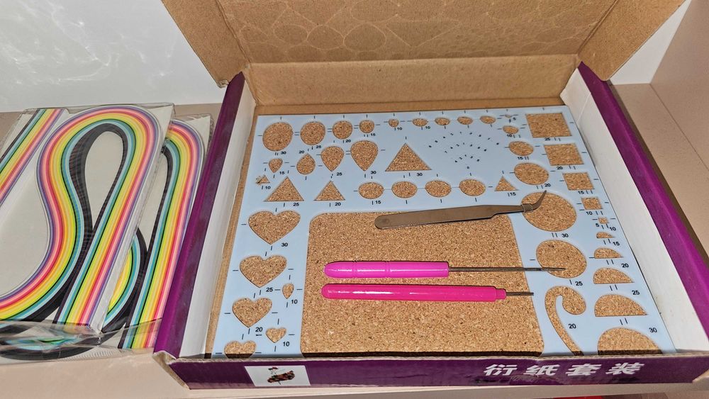 КОМПЛЕКТ ЗА КВИЛИНГ - произведения на изкуството върху хартия.