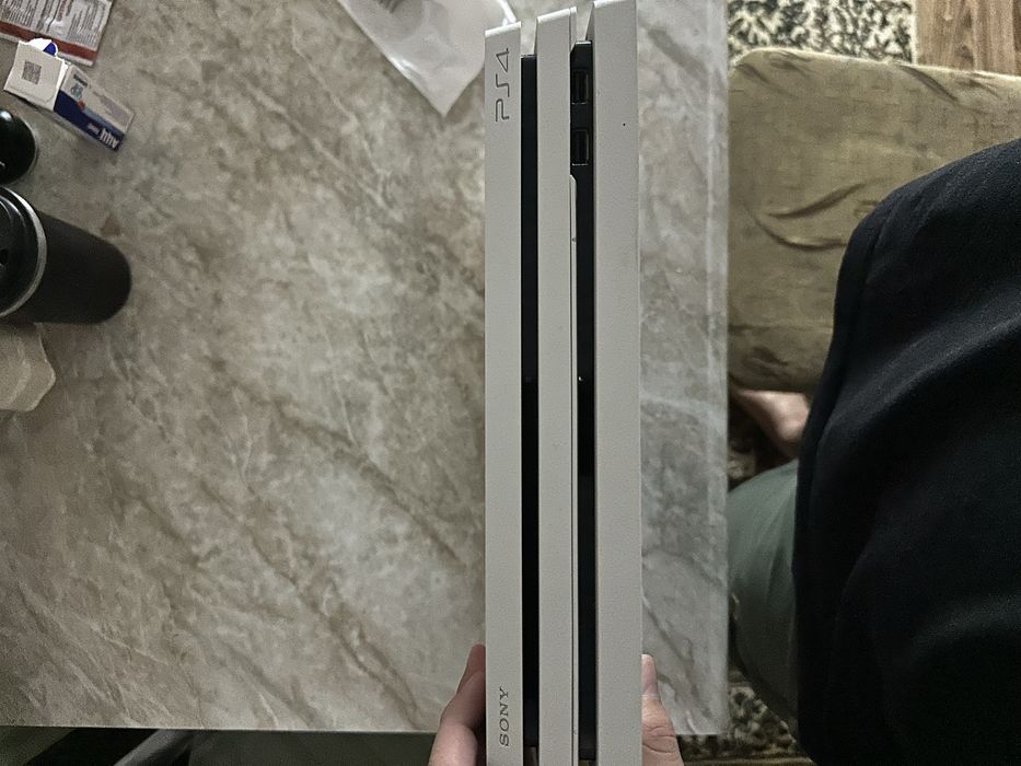 PLAYSTATION 4PRO, с одним джойстиком