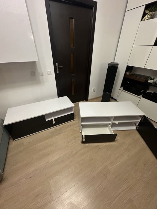 doua comode tv alb negru