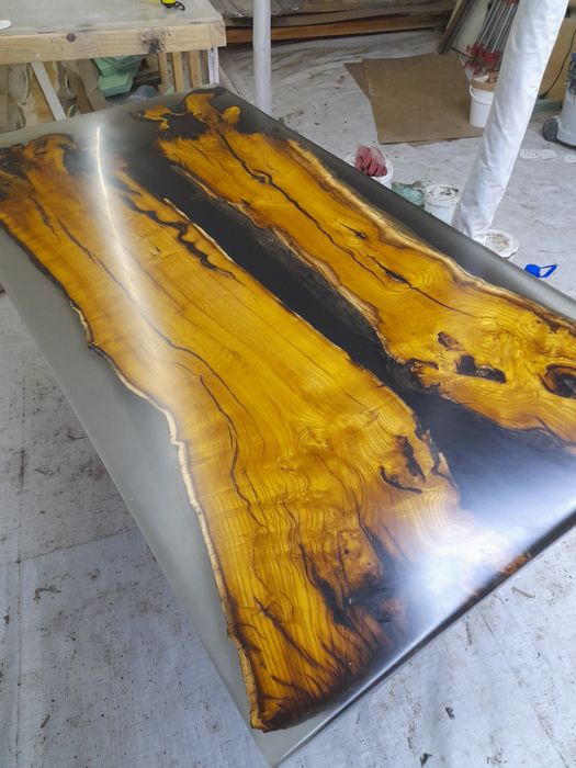 Дизайнерски маси и плотове от масив и епоксидна смола