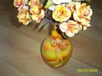 Керамична вазичка с изкуствени цветя