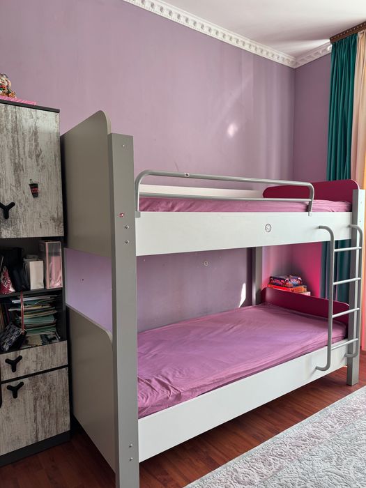Продам двухъярусную кровать с матрасами. Турция