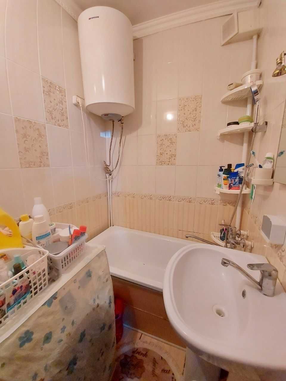 `ПРОДАМ 4 комнатную квартиру в Сортировке, центр района, дом кирпичный