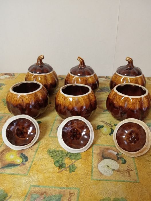 Набор керамических горшочков.