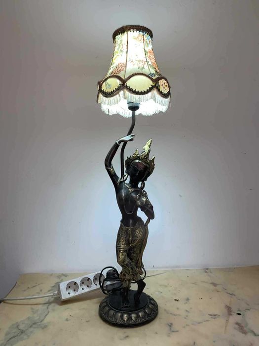 Veioza cu tenta asiatica