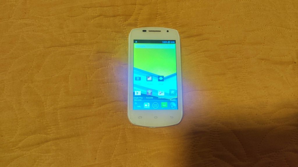 Смартфон Utok 401D