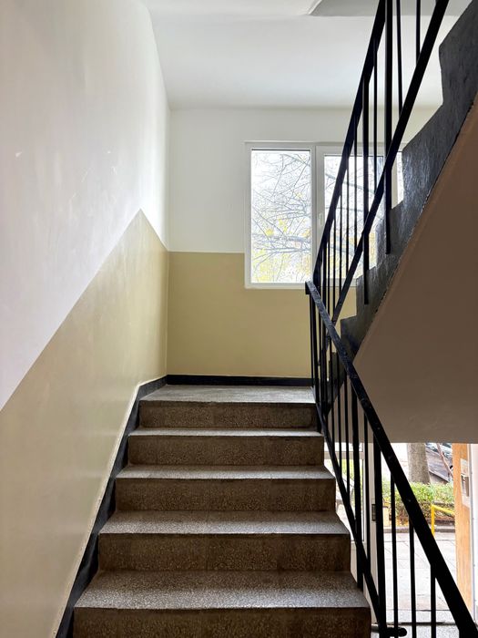 Продавам изцяло източен двустаен апартамент в кв. Младост 1, блок 70