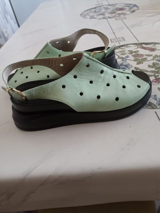 Продам босоножки