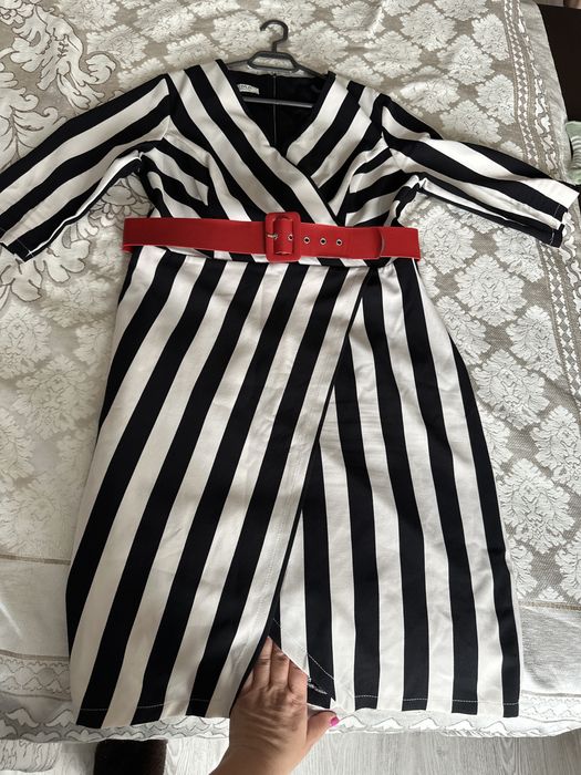 Rochie eleganta in dungi cu centura rosie