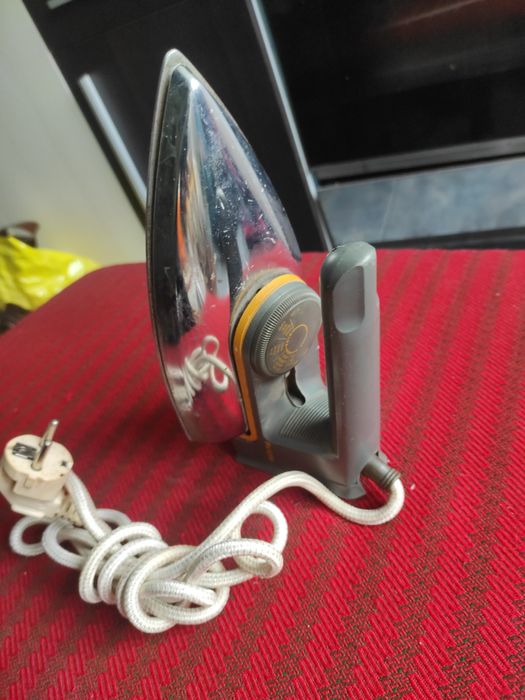 Fier de călcat Philips din inox, calcă excelent