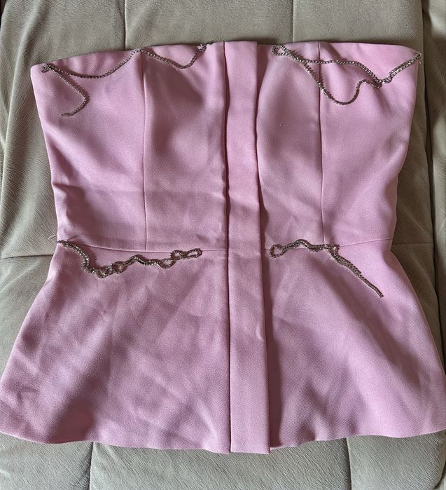 Розовый корсет с декоративными цепочками