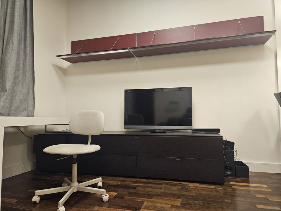 ТВ шкаф, бюро и телевизор