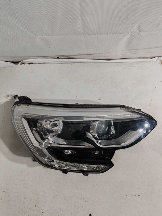 Far dreapta, Renault Megane 4, Cod 260107670R.