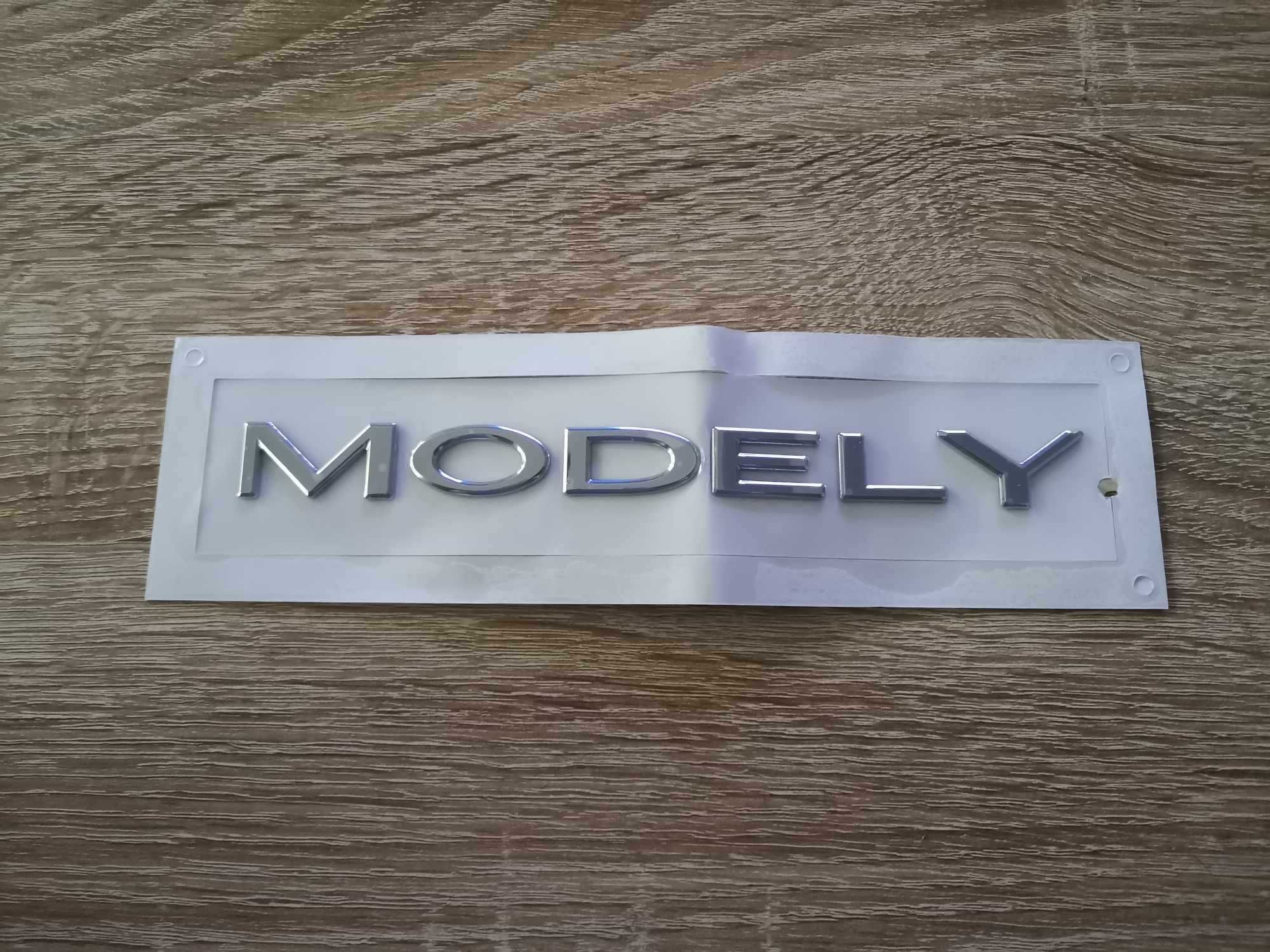 надпис сребрист гланц Tesla Model Y
