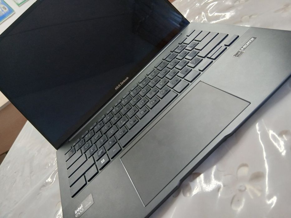 ASUS Zenbook Intel(R) Core(TM) Ultra 5-125H