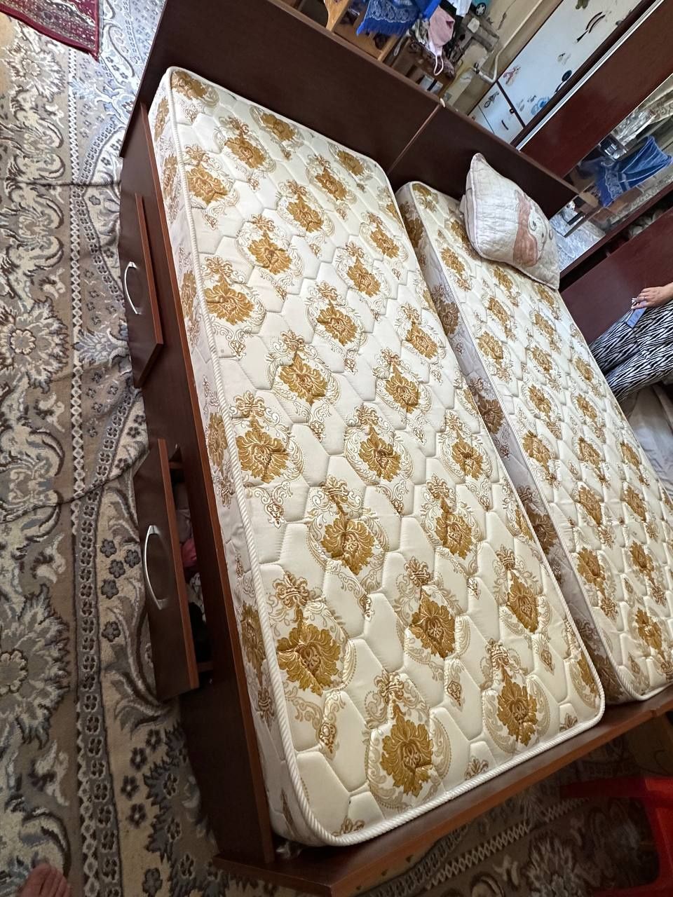 2 ta zamonaviy divan -  2tadan yopiq tortma  narxi - 1 mln 200 dan