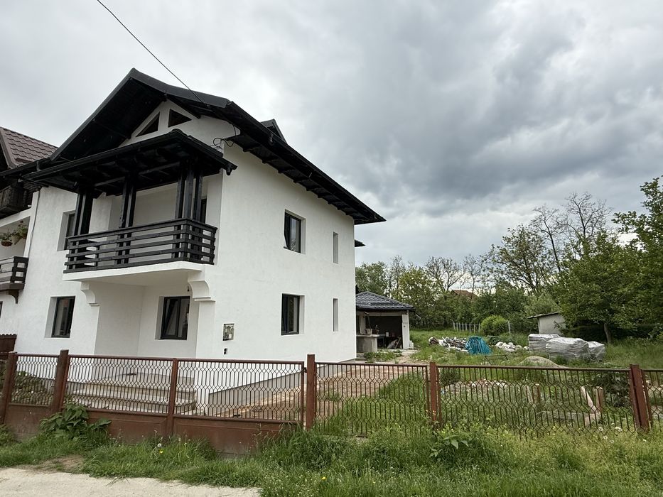 Casă recent renovată de vânzare în Domnești, Argeș