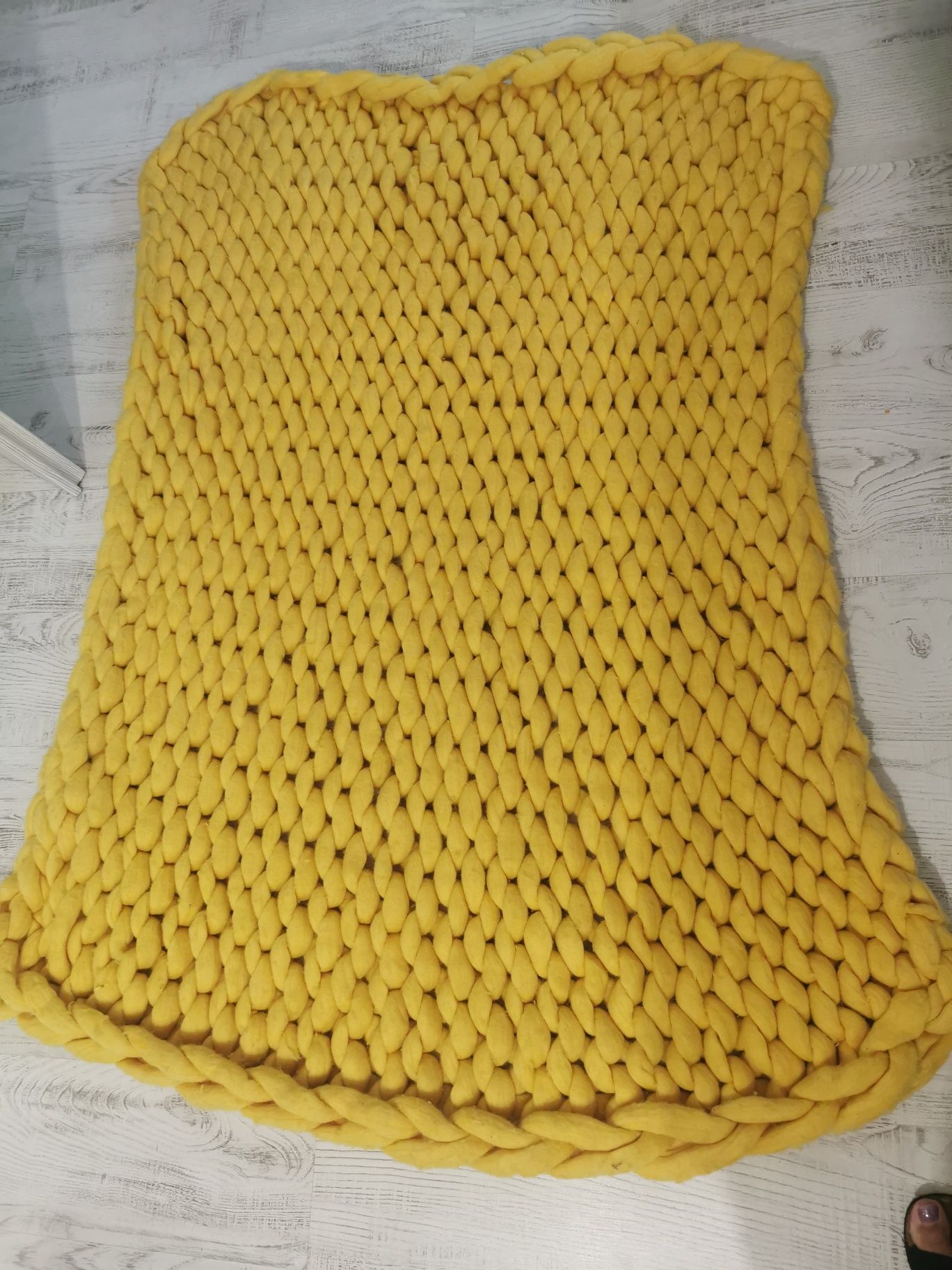 Ръчно плетено одеяло от мериносова вълна в жълт цвят