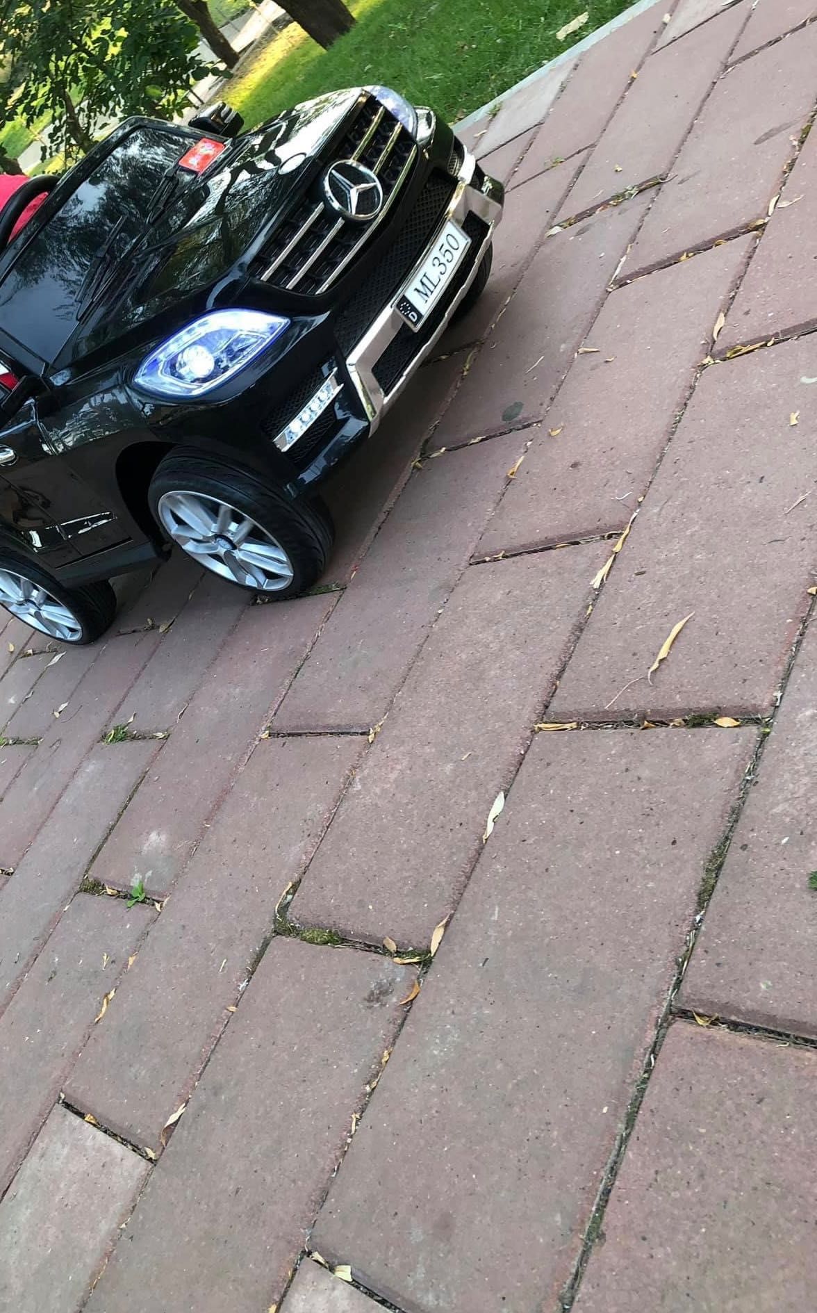 Mașinuța Mercedes