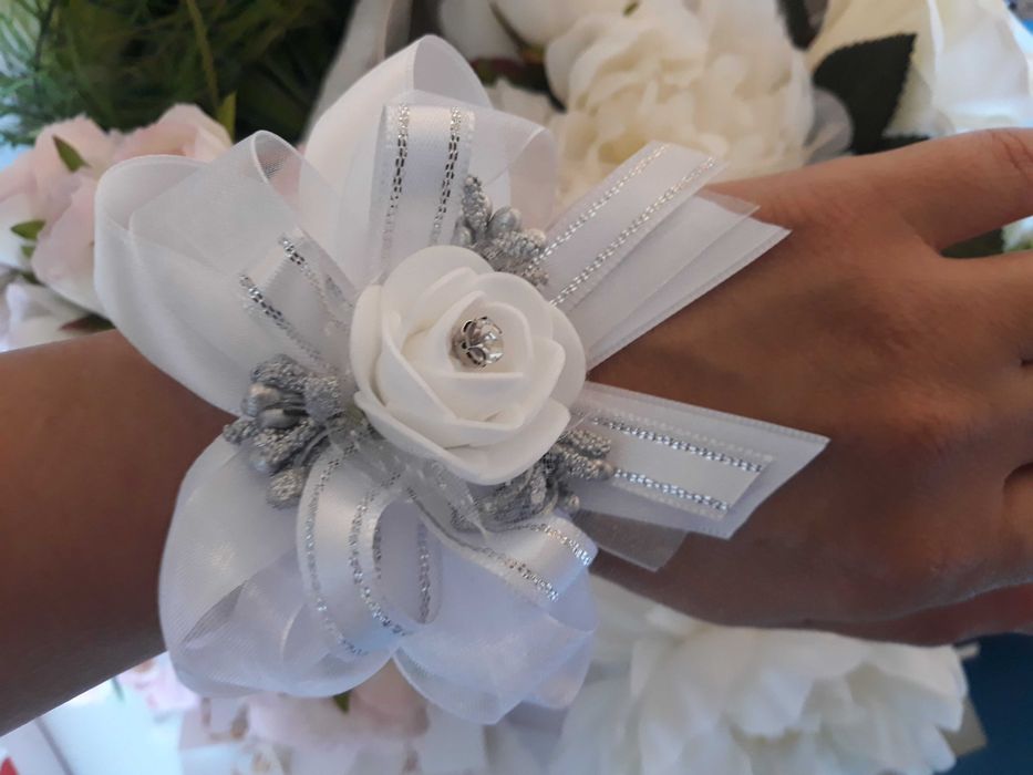 Кутии за пари, Бутониери, гривни, сватбени покани