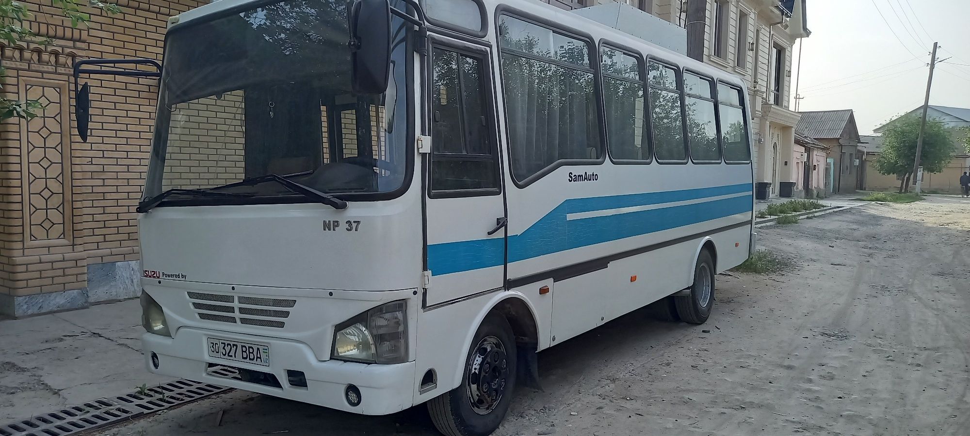 Isuzu NP37 AVTOBUS Sotiladi