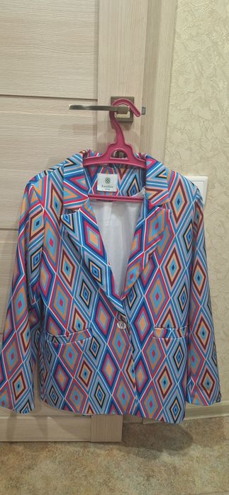 Костюм женский. В отличном состоянии. Можно на работу и в гости. Демио