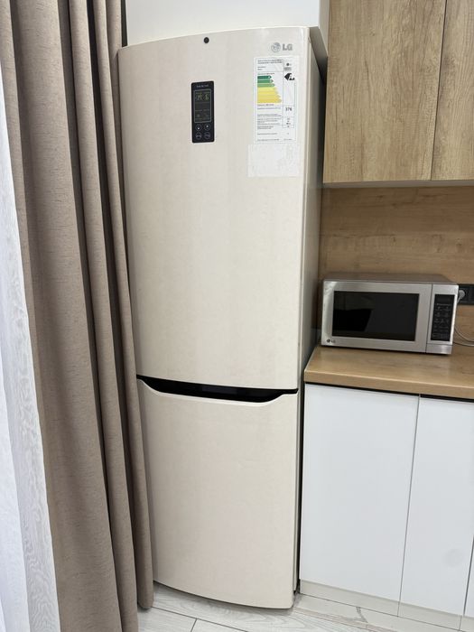 Холодильник LG в хорошем состоянии