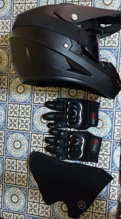 Cască enduro negru mat+ cagulă și o pereche de mănuși moto