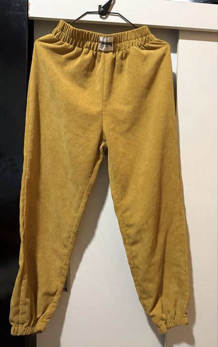 Разнообразни дамски дрехи – различни размери S–L