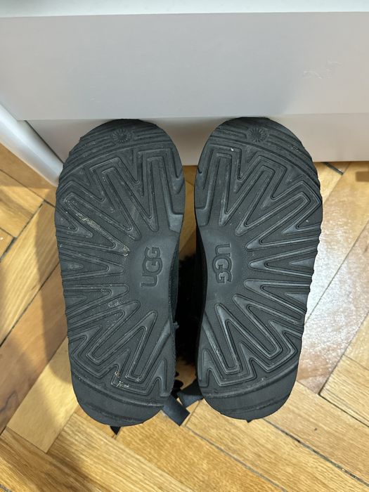 Обувки UGG.