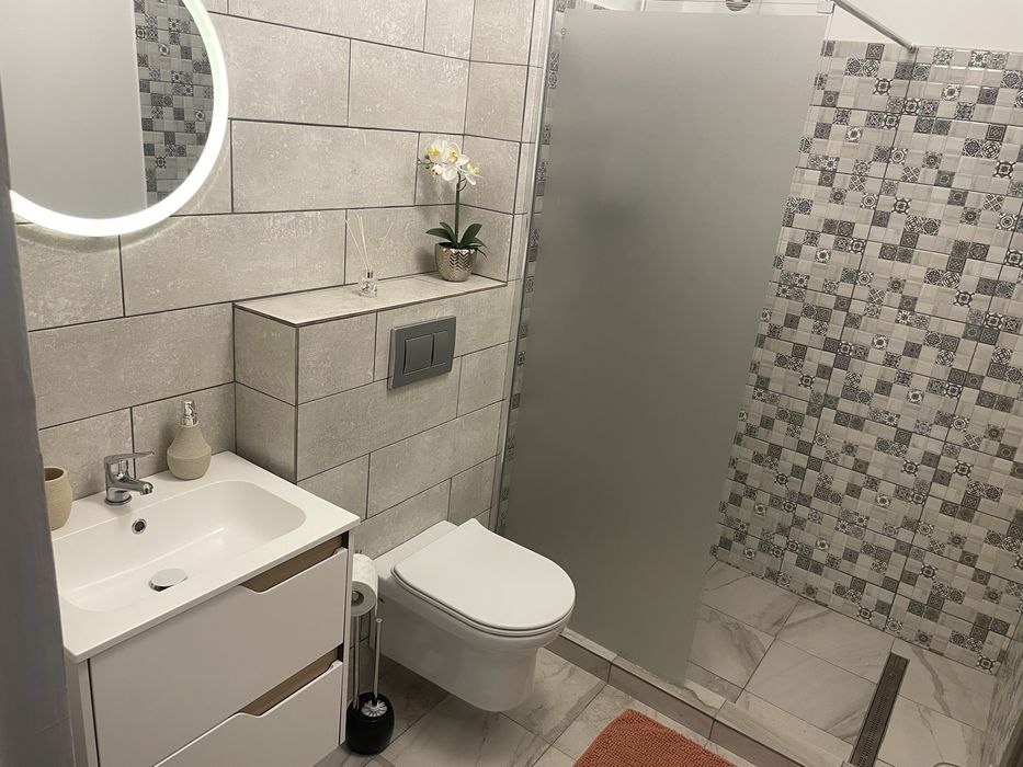 Inchiriez Apartament nou cu 2 camere mobilat si utilat cu parcare !