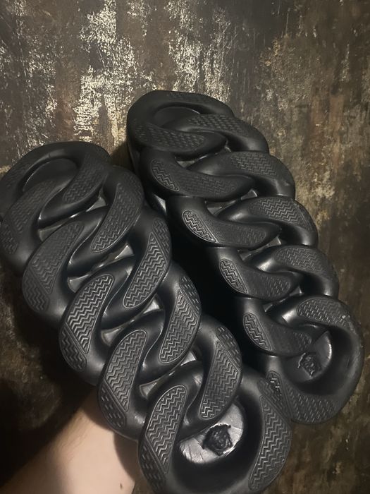 Versace chain reaction