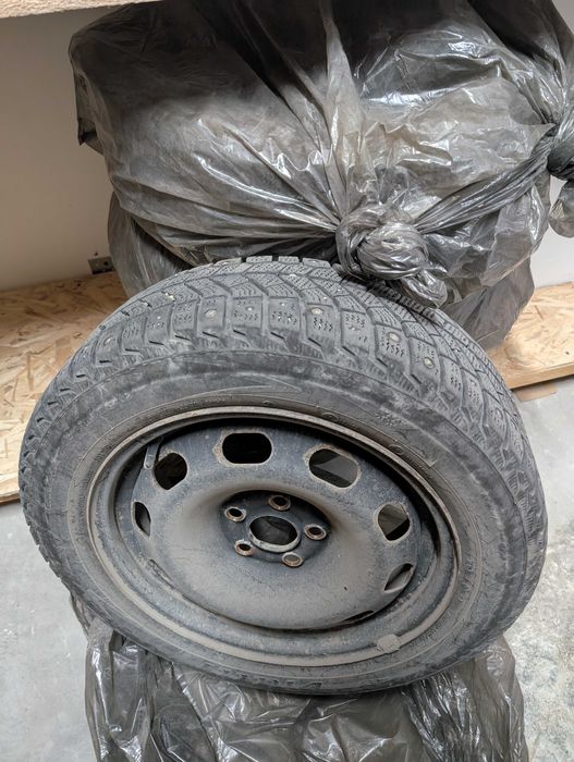 Продам комплект зимней резины + диски 185/60R15