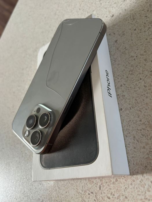 İphone 15pro TİTANİUM ! 256gb ( със счупен гръб )