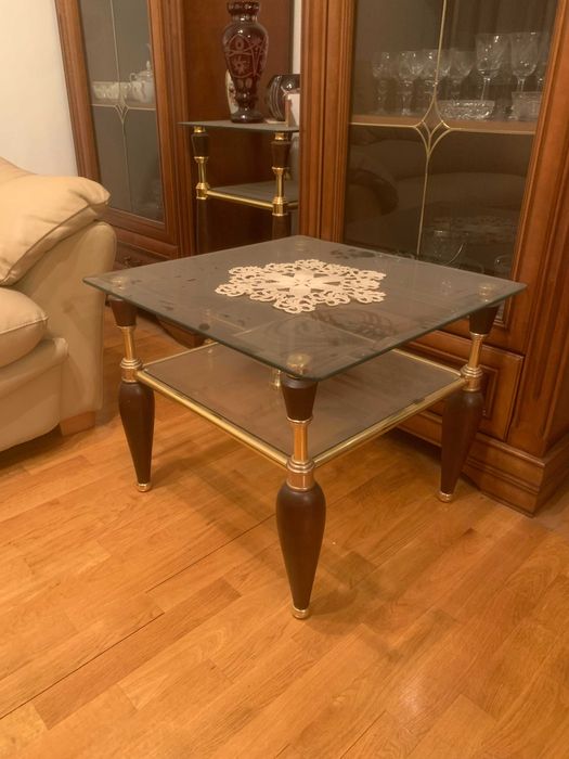 Малка трапезна маса и допълнителна декоративна масичка