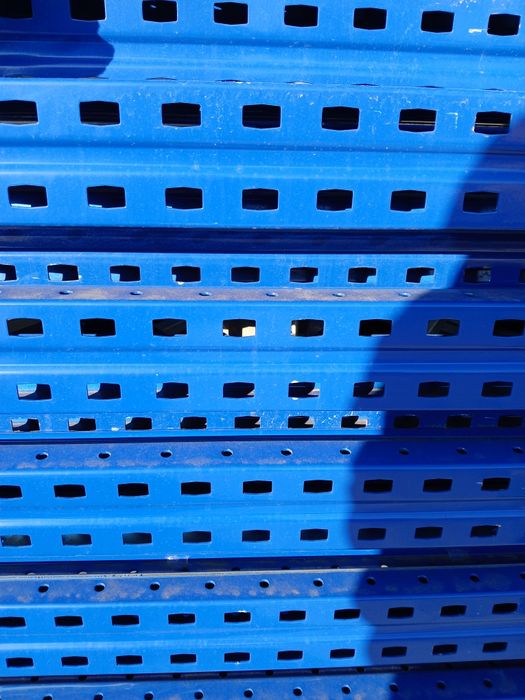 Avem rafturi metalice de vânzare