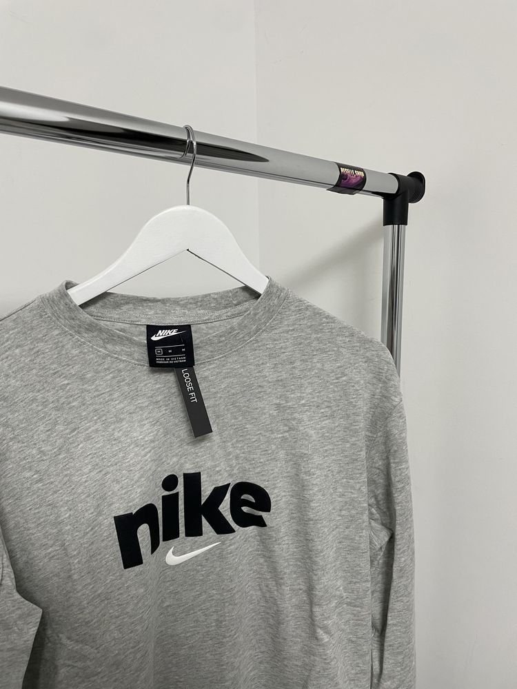 Bluza nike de vanzare pentru  ca imi este mica