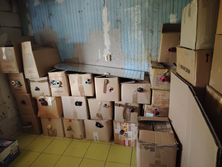 Stocuri de ață, fermoare ,nasturi, umerașe, haine firmate